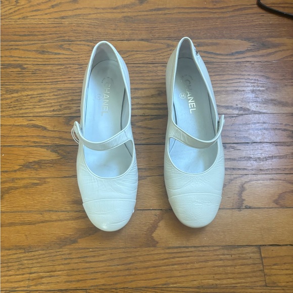 Chanel White Mary Janes 40 - Picture 4 of 8